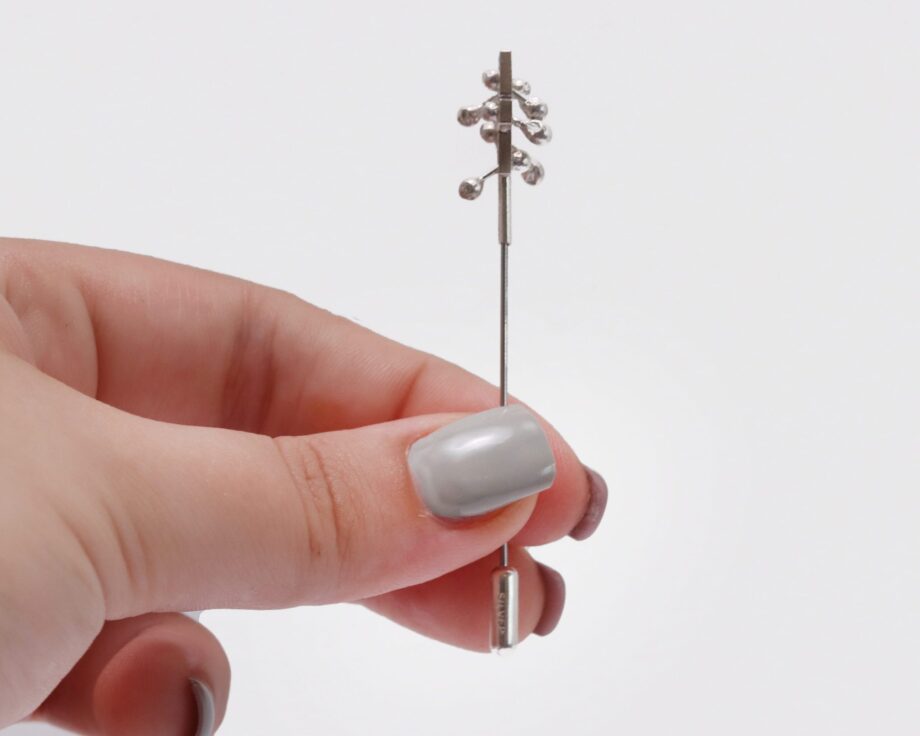 Kinetic silver brooch pin