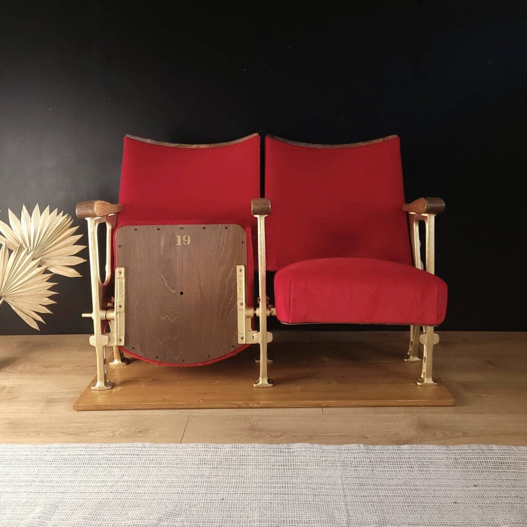 Customisable vintage cinema seats run of
