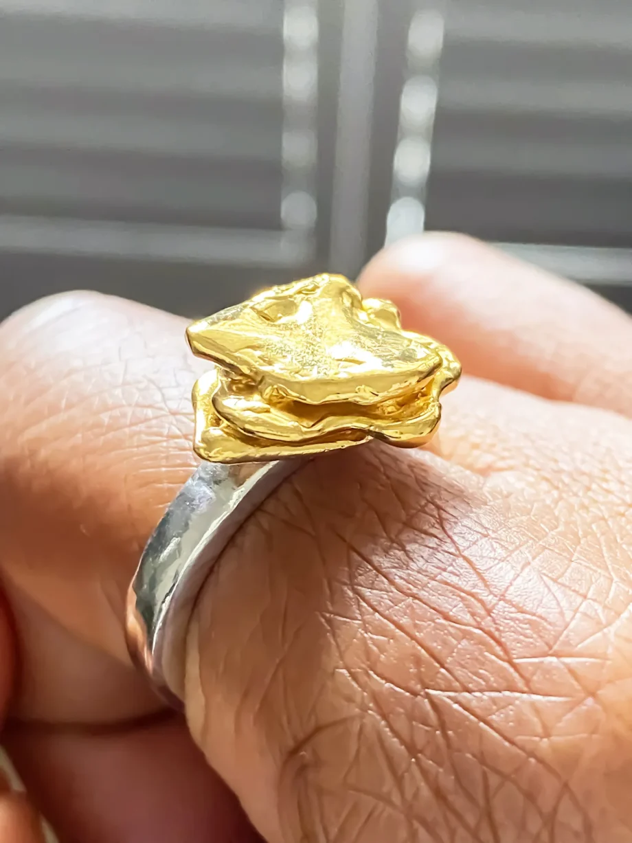Model wearing 18ct gold vermeil flower ring on finger